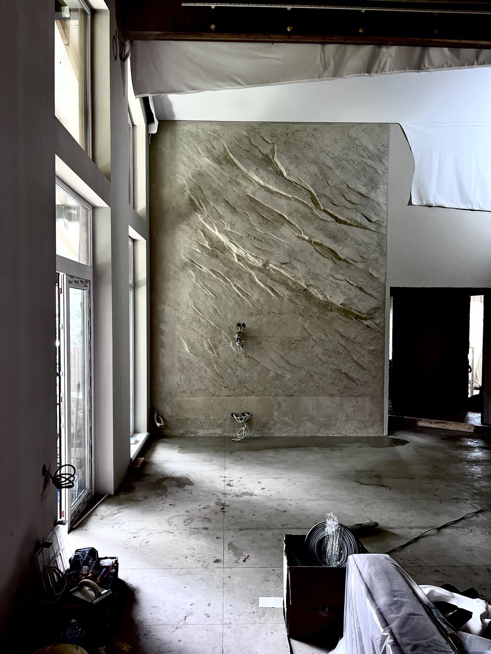 Барельеф в стиле лофт в детейлинг-центре 6м²